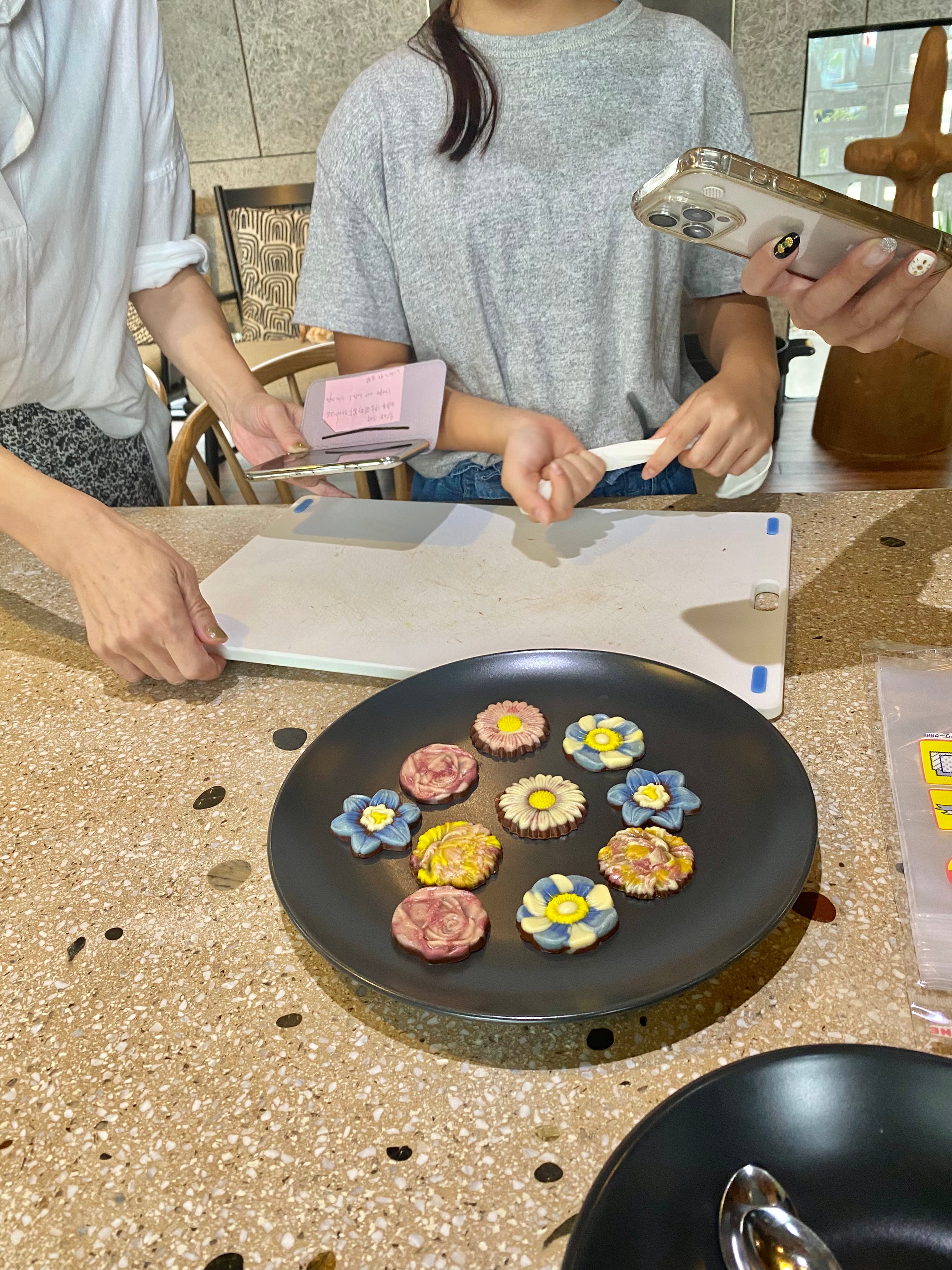 【満席】ローチョコレート 色付けワークショップ